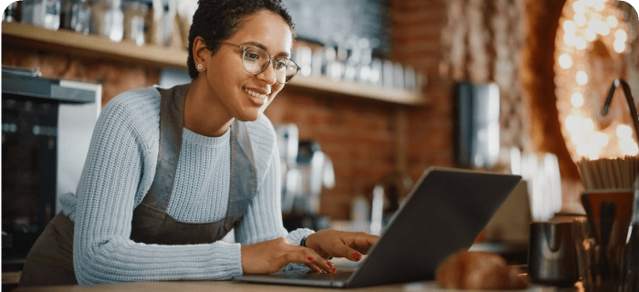 Un directeur de restaurant regardant le point de vente d'Olaclick