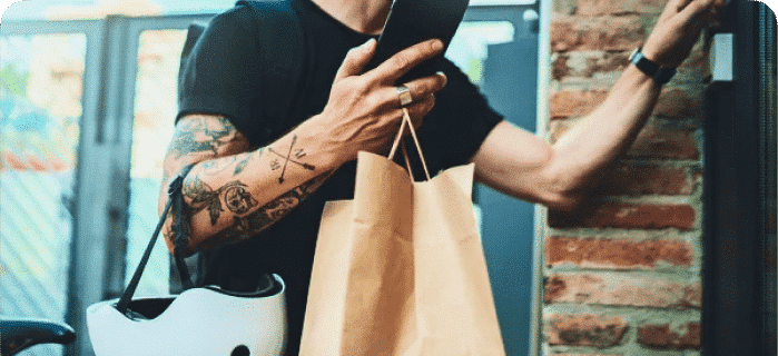 Entregador entregando o pedido para um cliente