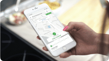 Uma pessoa consultando a página do cardapio digital ao final do pedido, confirmando que ele foi enviado pelo sistema de delivery
