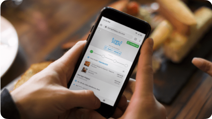 Une personne consultant la page d'un menu numérique Olaclick montrant qu'une commande est terminée