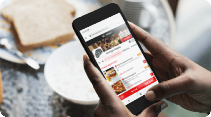 Une personne qui sélectionne des produits dans un menu numérique avec son appareil mobile