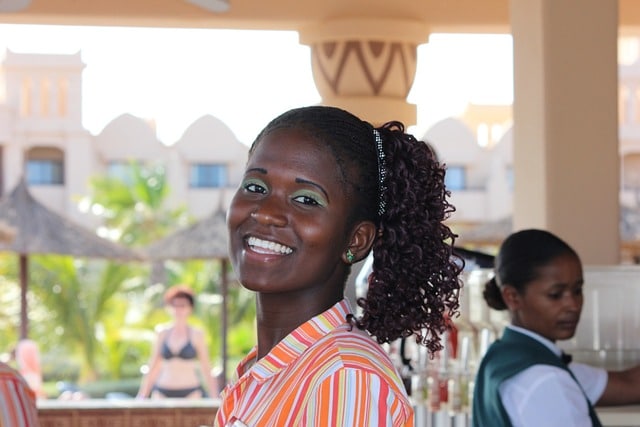 Mesera atencion al cliente feliz