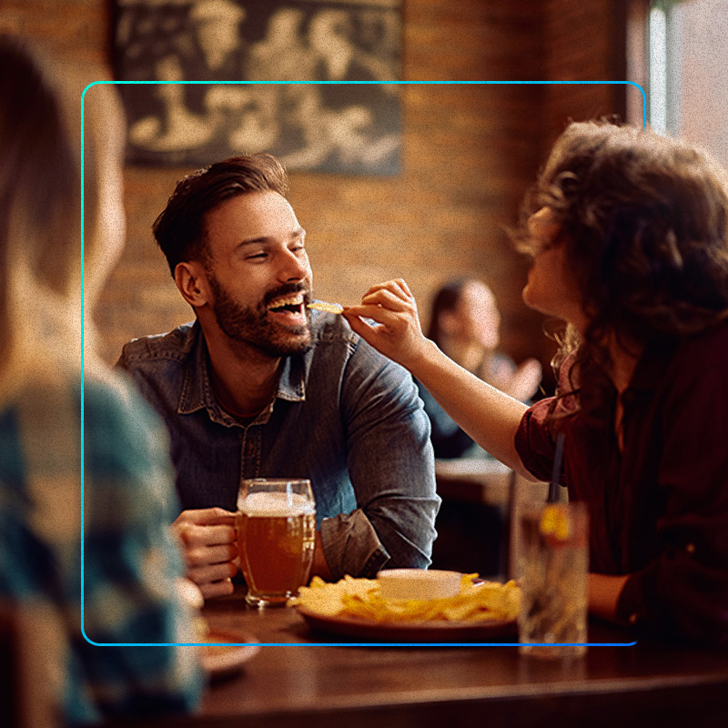 casal comendo comidas de boteco