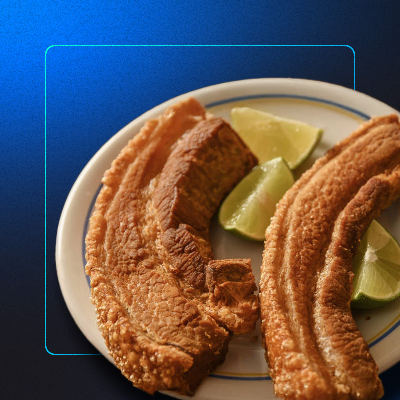 opção de comida de boteco saborosa em um prato com limões cortados