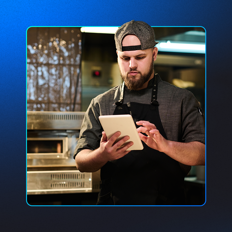 garçom de restaurante segurando um tablet usando o gestor de pedidos ifood