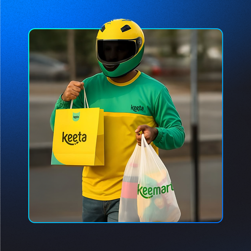motoboy do keeta delivery com capacete, sacola com pedidos e uniforme do app