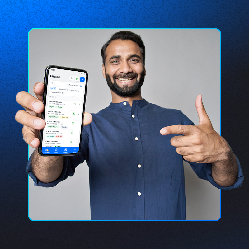 empreendedor dono de restaurante sorrindo segurando um celular após fazer o calculo de fluxo de caixa operacional