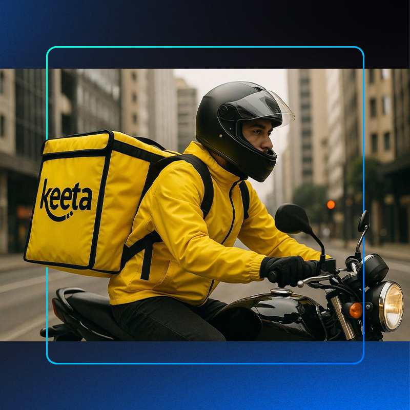 motoboy do keeta uniformizado na moto pronto para fazer entrega