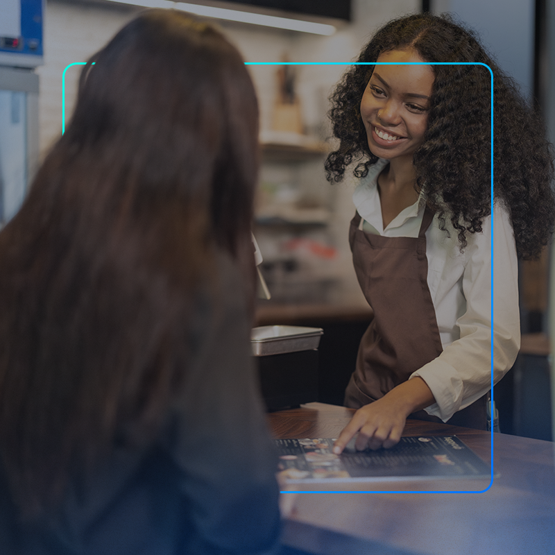 garçonete de restaurante sorrindo ao fazer o calculo do fluxo de caixa operacional