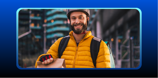 foto de capa mostrando o motoboy do aplicativo de entrega com casaco, mochila, capacete e segurando o pacote a entregar