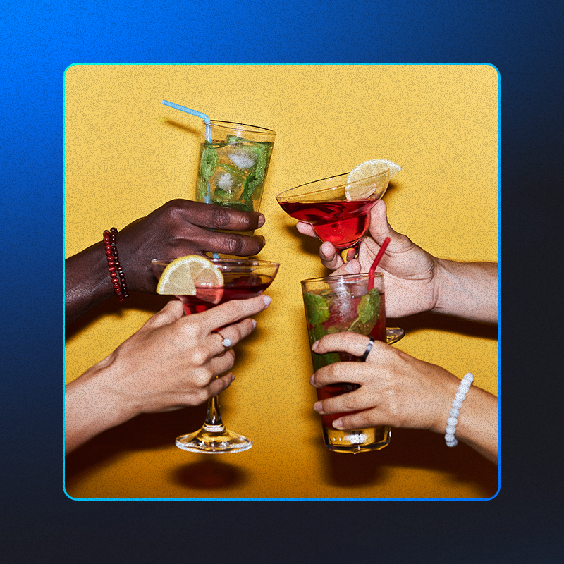 foto com 4 mãos segurando drinks famosos