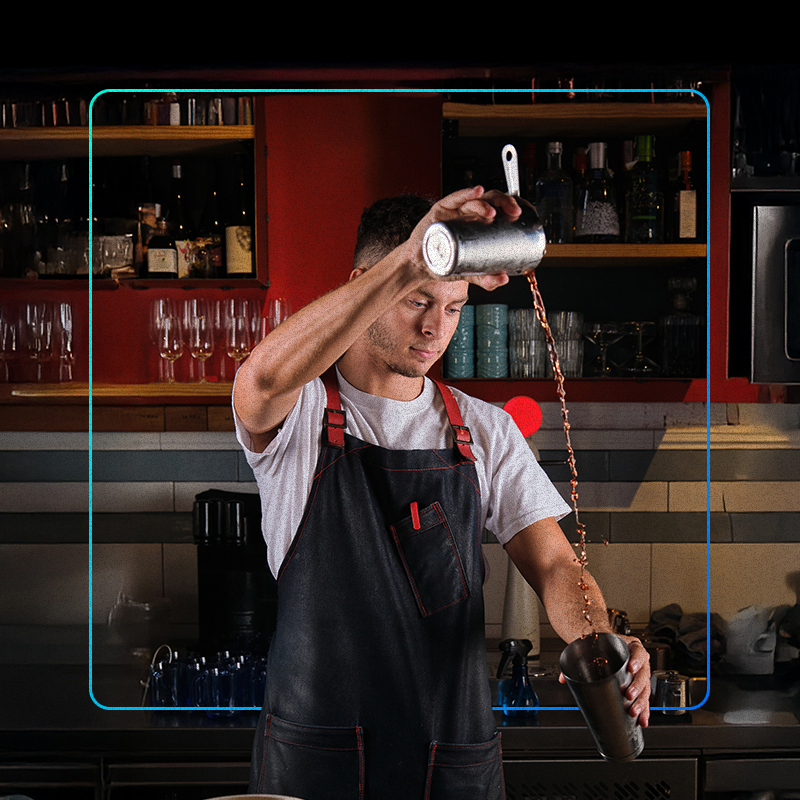 foto de um bartender preparando um dos drinks famosos do bar