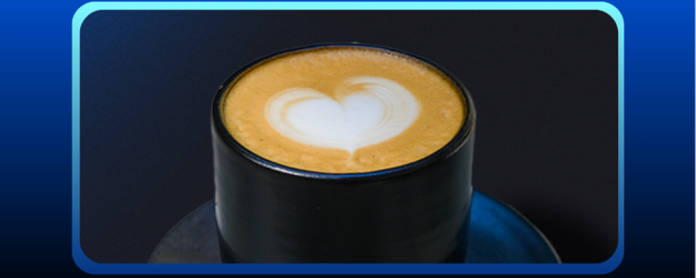 foto de um café latte de cardapio cafeterias com a espuma com desenho de coração