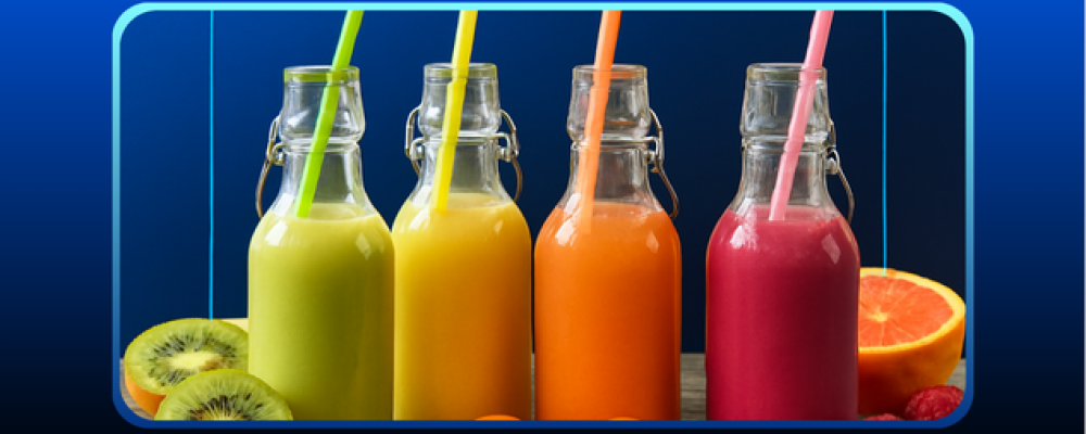 foto de 4 sucos de cardapio de bebidas com frutas em volta