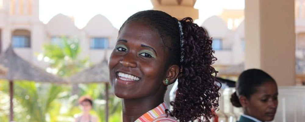 Mesera atencion al cliente feliz