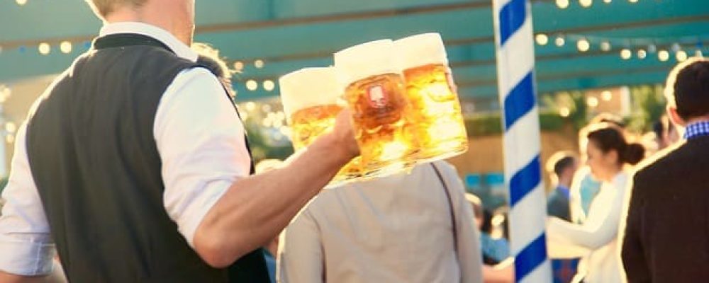 Foto de mesero ofreciendo cerveza